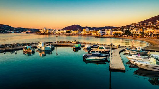 vista de un puerto con barcos